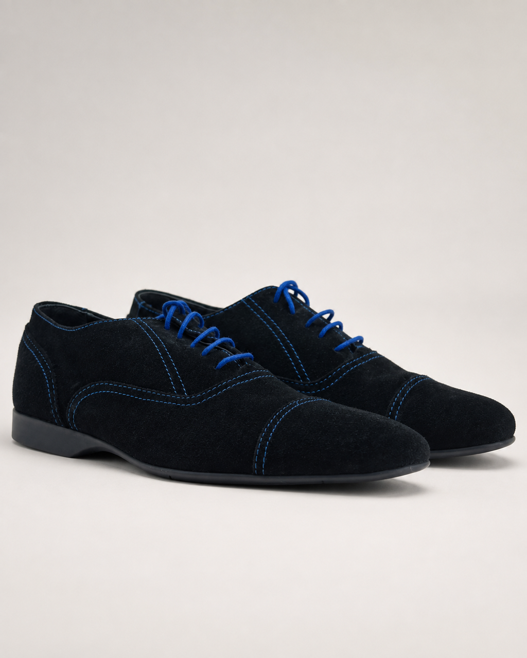 Chaussures Richelieu Noires en Daim avec Lacets Bleus Contrastés