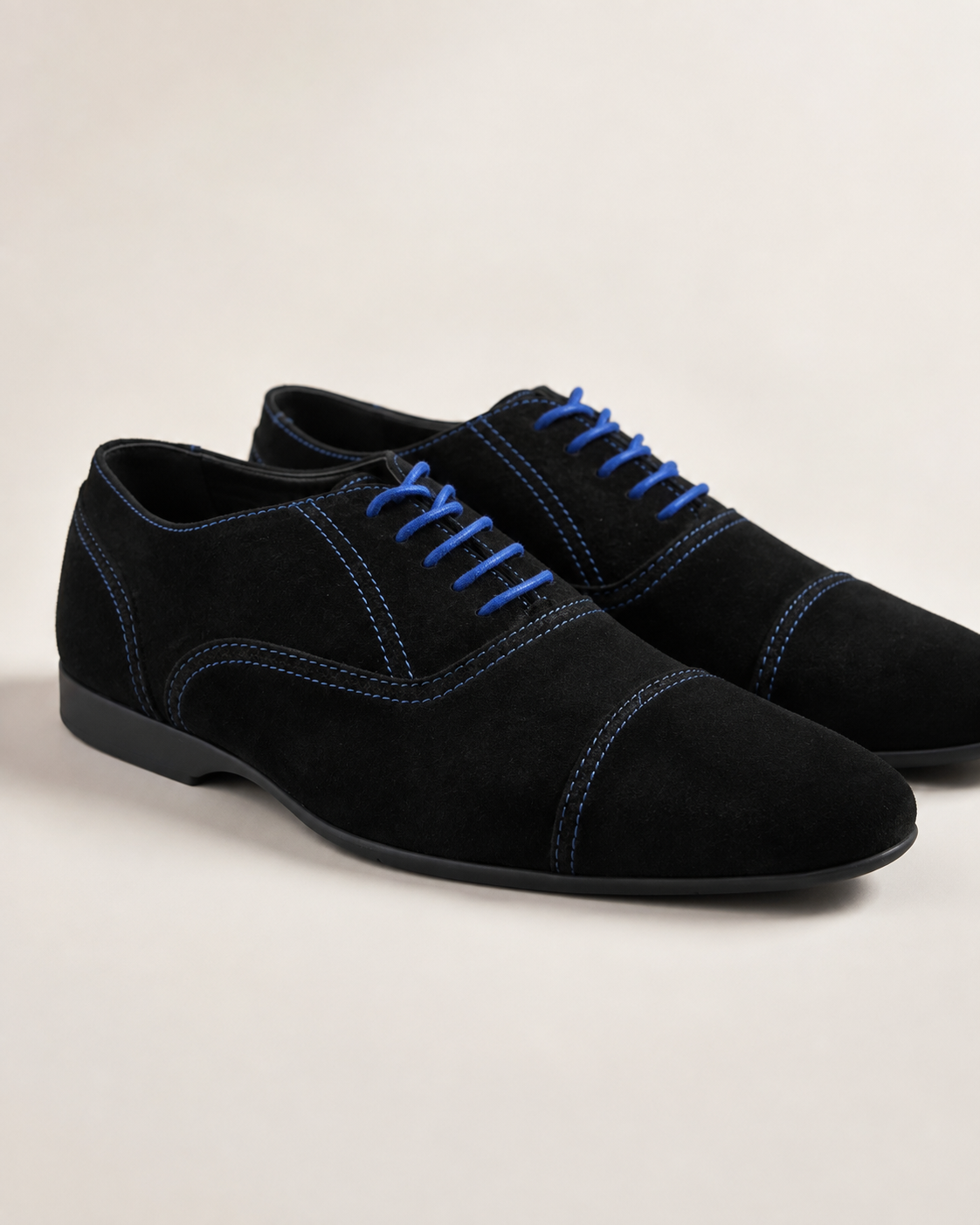 Chaussures Richelieu Noires en Daim avec Lacets Bleus Contrastés