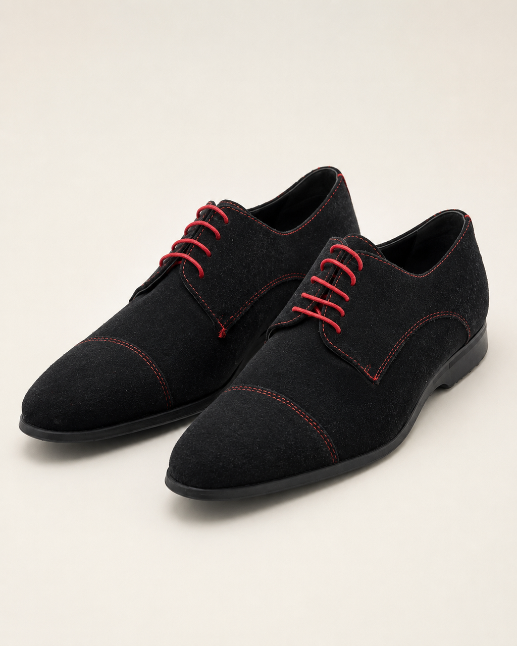 Chaussures Derby Noires en Daim à Lacets Rouges