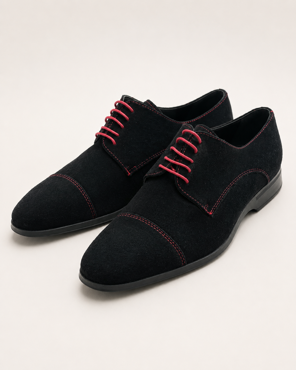 Chaussures Derby Noires en Daim à Lacets Rouges