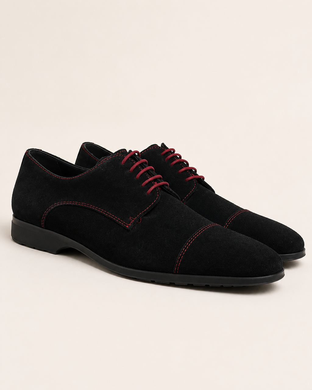 Chaussures Derby Noires en Daim à Lacets Rouges